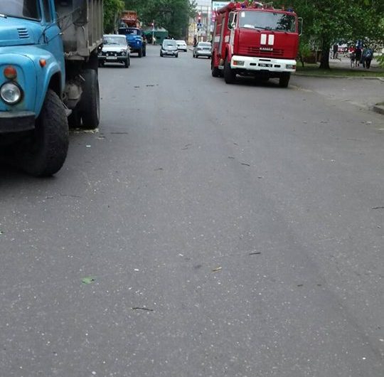 Дерево на Театральній швидко прибрали! Дерево на Театральній швидко прибрали!