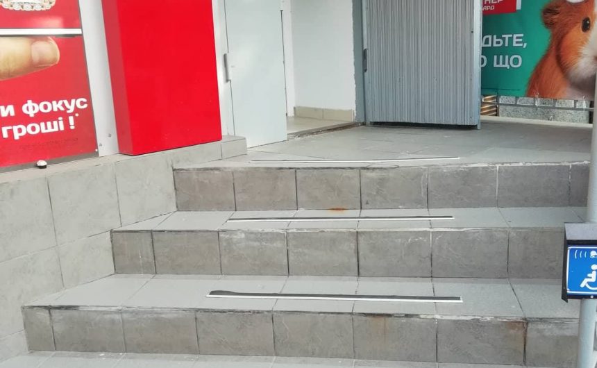 Відсутність урн для сміття біля магазинів – порушення Відсутність урн для сміття біля магазинів – порушення