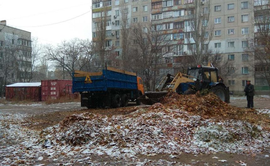Вивіз листя по вулицям району Вивіз листя по вулицям району