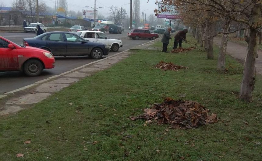 Продовжуються роботи з вигрібання зелених зон від опалого листя Продовжуються роботи з вигрібання зелених зон від опалого листя