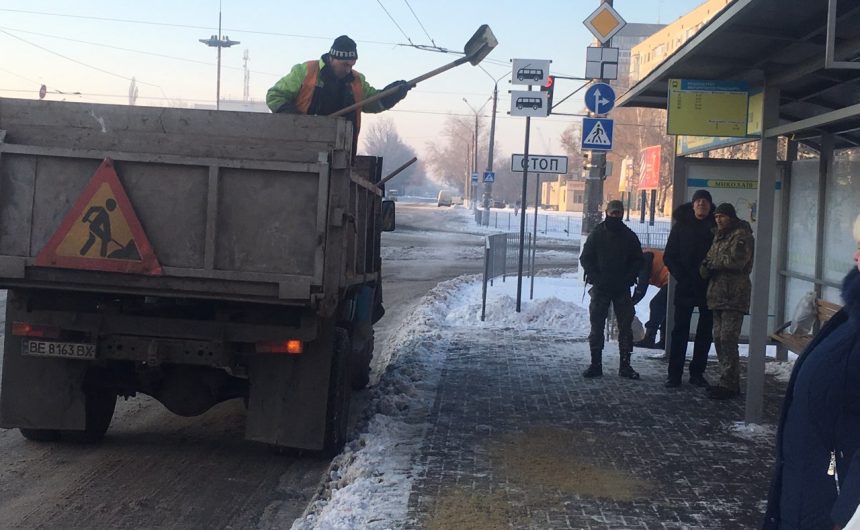 Продовжуються роботи з розчистки від снігу Продовжуються роботи з розчистки від снігу