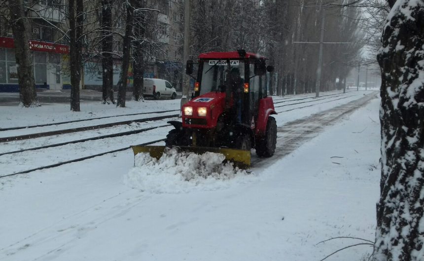 Розчищення тротуарів від снігу Розчищення тротуарів від снігу