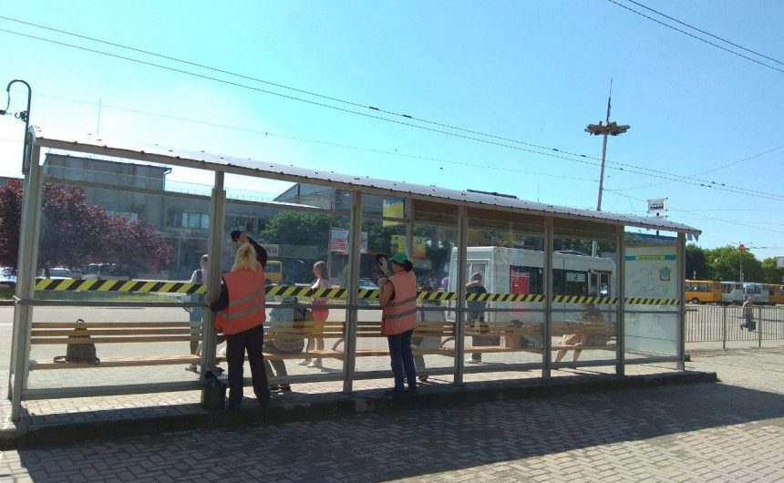 Проведено комплекс робіт по приведенню зупинок міського транспорту до належного санітарного стану Проведено комплекс робіт по приведенню зупинок міського транспорту до належного санітарного стану
