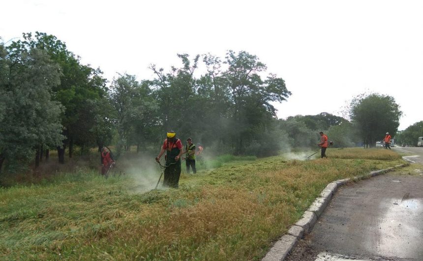 В Інгульському районі продовжуюється покіс зелених зон В Інгульському районі продовжуюється покіс зелених зон