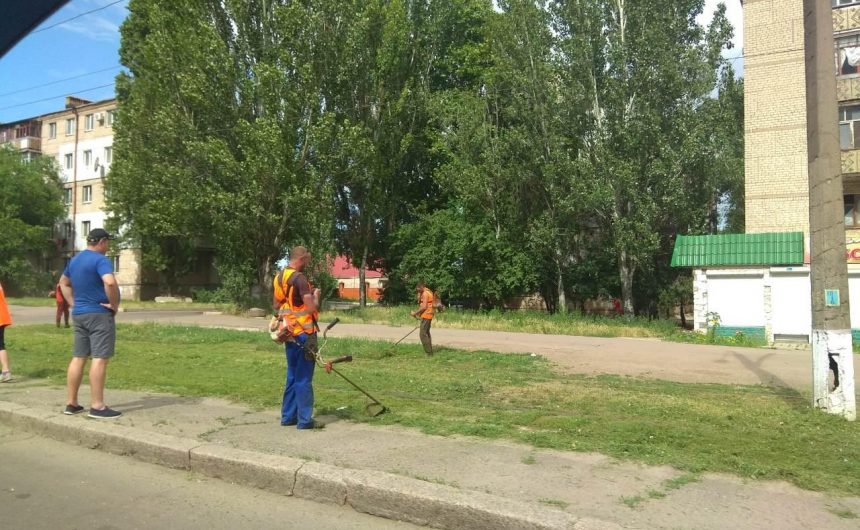 Продовжуються роботи з покосу зелених зон Продовжуються роботи з покосу зелених зон