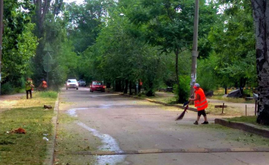 Продовжуються роботи з покосу зелених зон Інгульського району Продовжуються роботи з покосу зелених зон Інгульського району