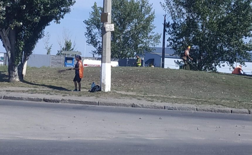 Продовжуються роботи з покосу зелених зон Продовжуються роботи з покосу зелених зон