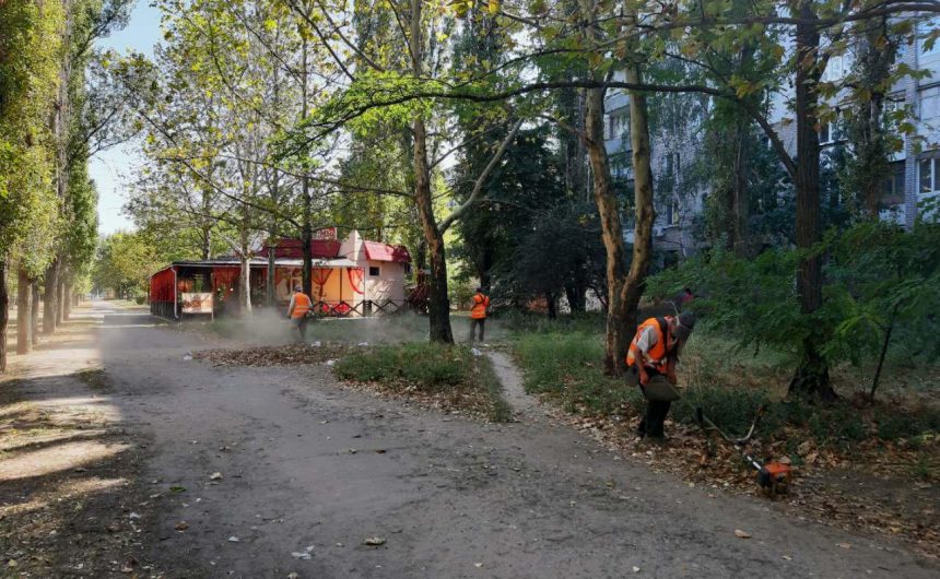 Продовжуються роботи з покосу зелених зон Продовжуються роботи з покосу зелених зон