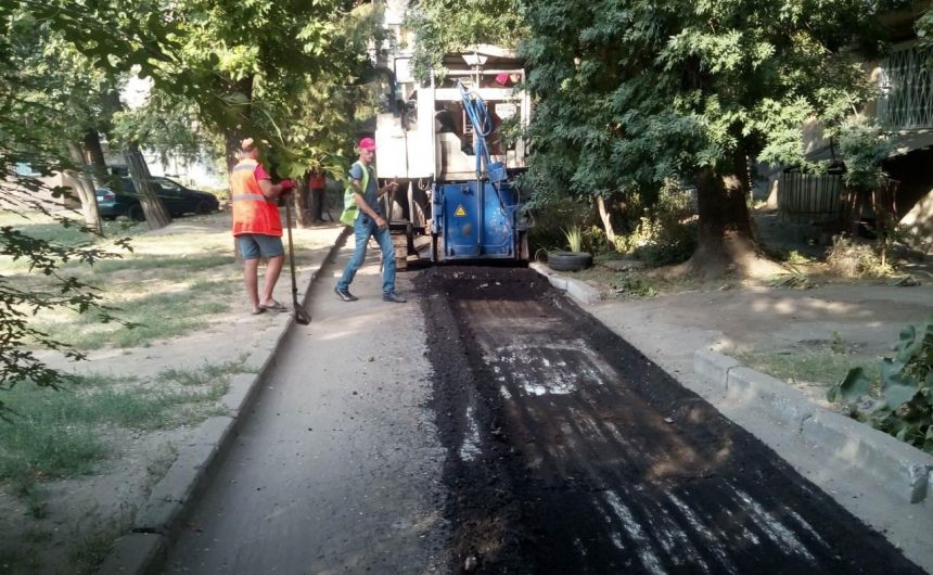 Виконується ремонт внутрішньоквартальних проїздів Виконується ремонт внутрішньоквартальних проїздів