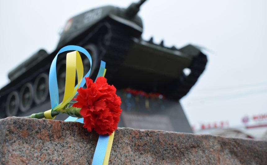 Покладання квітів на честь 75 річниці визволення України Покладання квітів на честь 75 річниці визволення України