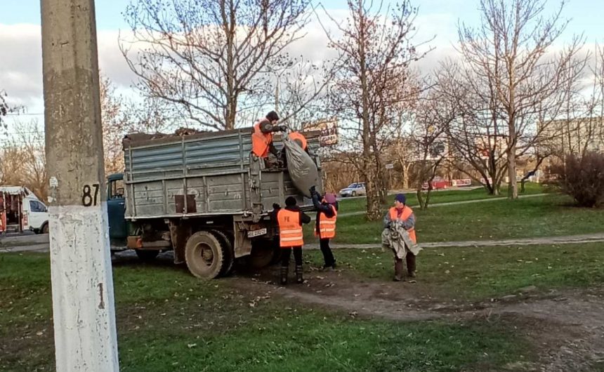 Очищення вулиці Космонавтів від опалого листя Очищення вулиці Космонавтів від опалого листя