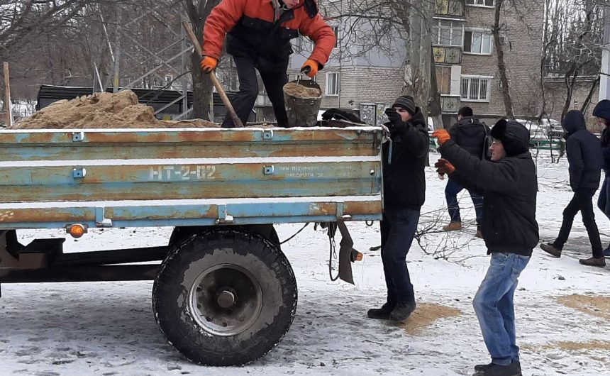 Розчистка від снігу та посипання протиожеледною сумішшю тротуарів Розчистка від снігу та посипання протиожеледною сумішшю тротуарів