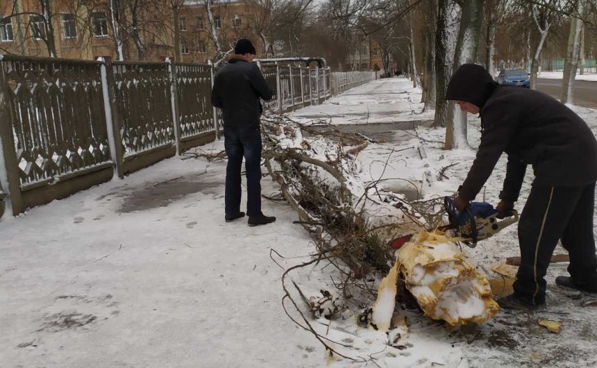 Тривають роботи з ліквідації наслідків стихійного лиха Тривають роботи з ліквідації наслідків стихійного лиха