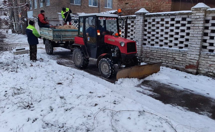 Продовжуються роботи з розчищення від снігу та обробки протиожеледною сумішшю зупинок громадського транспорту та тротуарної частини Продовжуються роботи з розчищення від снігу та обробки протиожеледною сумішшю зупинок громадського транспорту та тротуарної частини