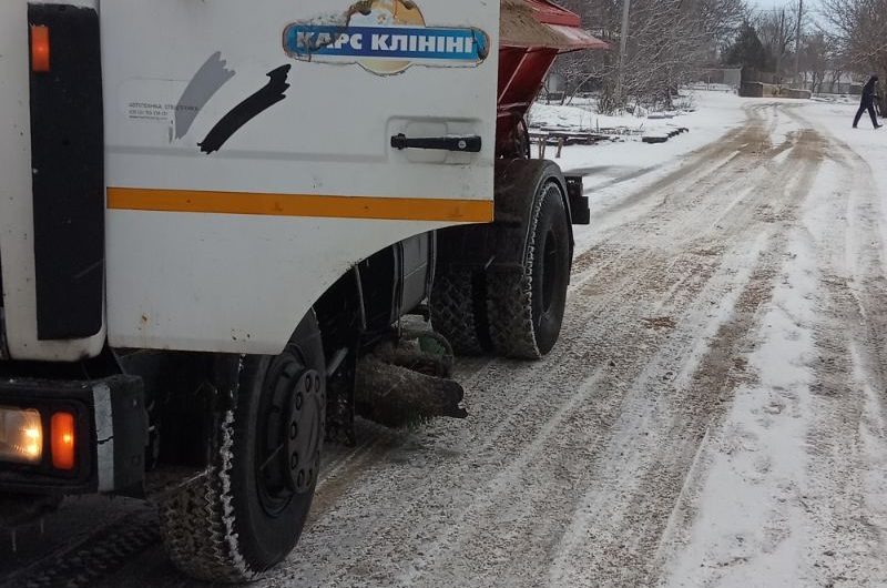 Розчистка та посипка проїзних частин вулиць Розчистка та посипка проїзних частин вулиць