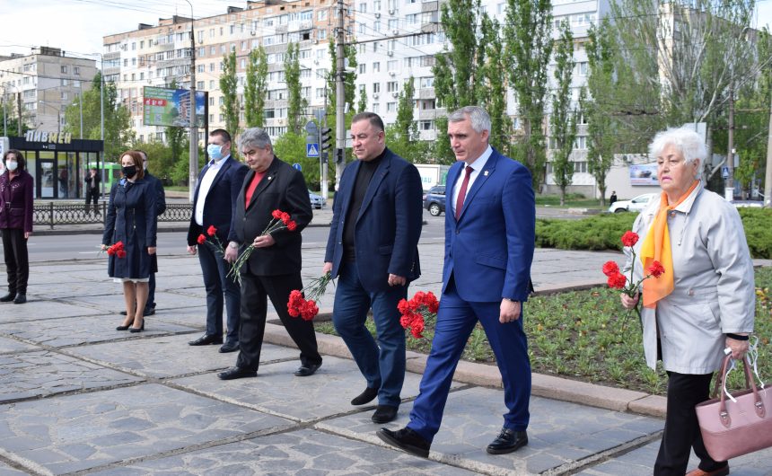 Покладання квітів з нагоди 75-ї річниці Перемоги Покладання квітів з нагоди 75-ї річниці Перемоги