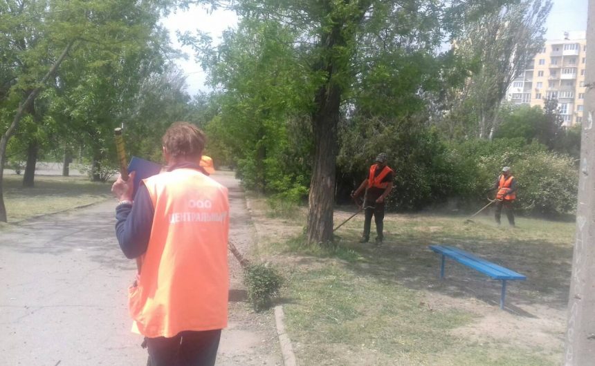 Продовжуються роботи з покосу зелених зон Продовжуються роботи з покосу зелених зон