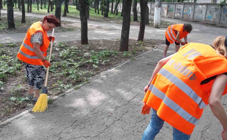 Підмітання територій скверів Підмітання територій скверів