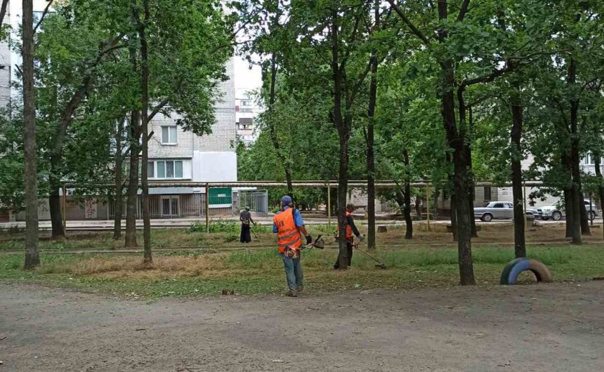 Покос трави в Інгульському районі Покос трави в Інгульському районі