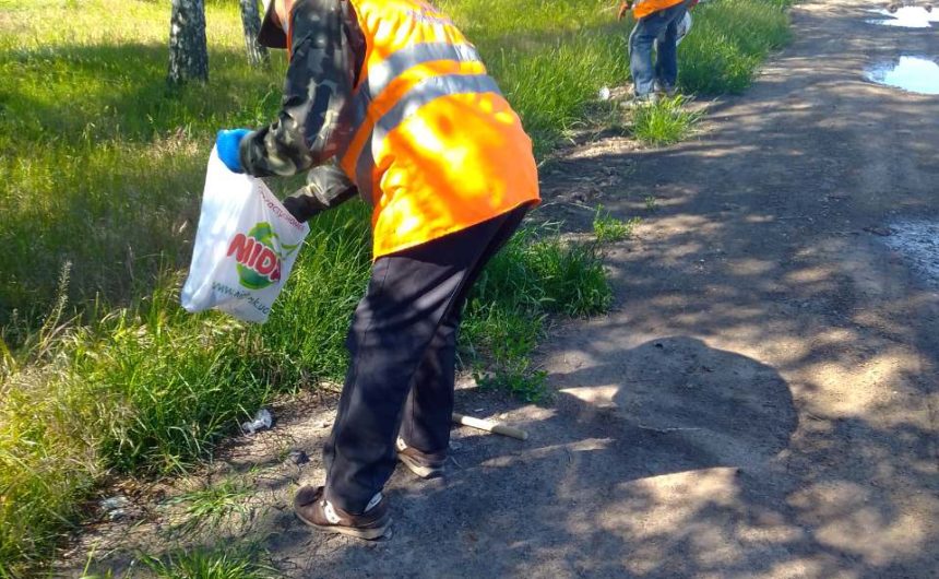 Виконуються роботи зі збору випадкового сміття Виконуються роботи зі збору випадкового сміття