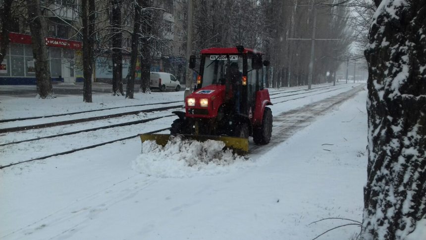 Розчищення тротуарів від снігу