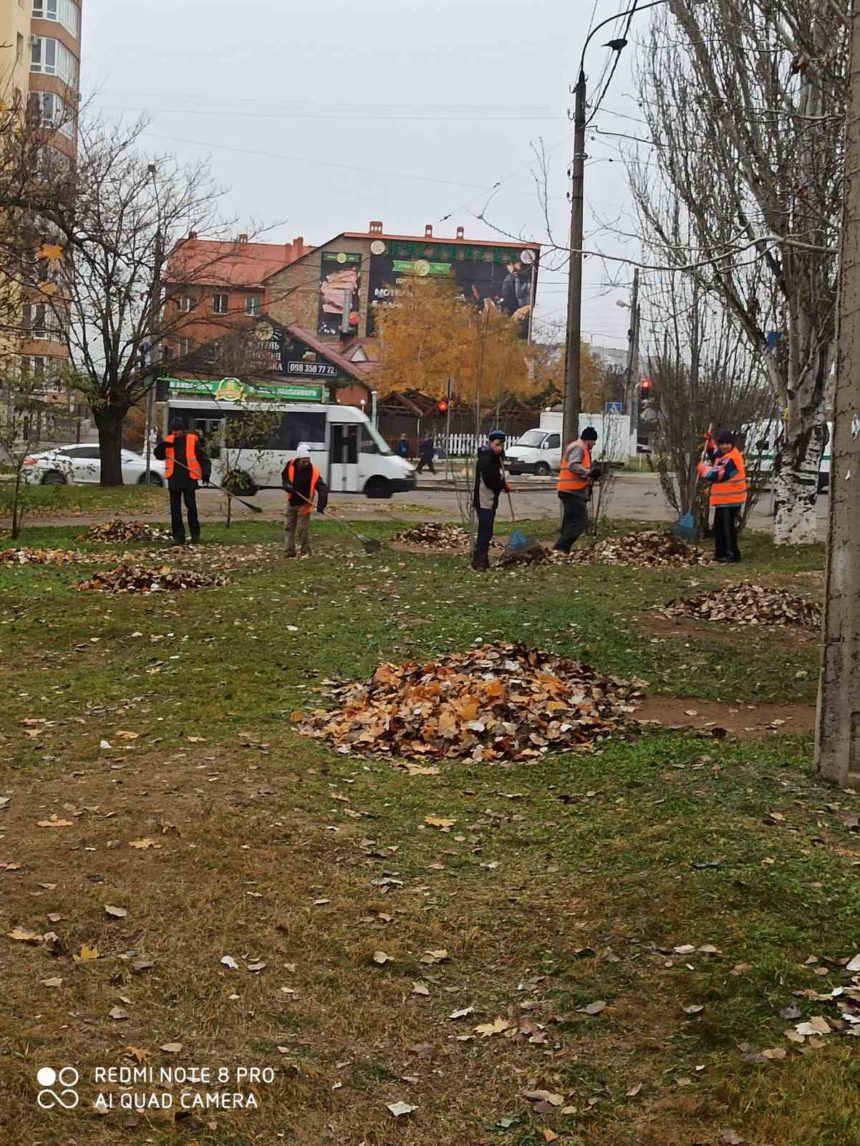 Очищення території скверу від опалого листя
