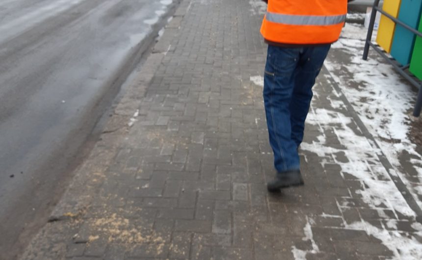 Роботи з посипки піщано-сольовою сумішшю зупинок